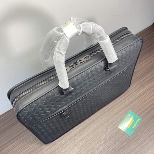 ボッテガヴェネタバッグ背面デザイン